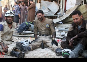 Civil defence members rest amid rubble of damaged buildings after an airstrike on the rebel-held Tariq al-Bab neighbourhood of Aleppo, Syria April 23, 2016. REUTERS/Abdalrhman Ismail